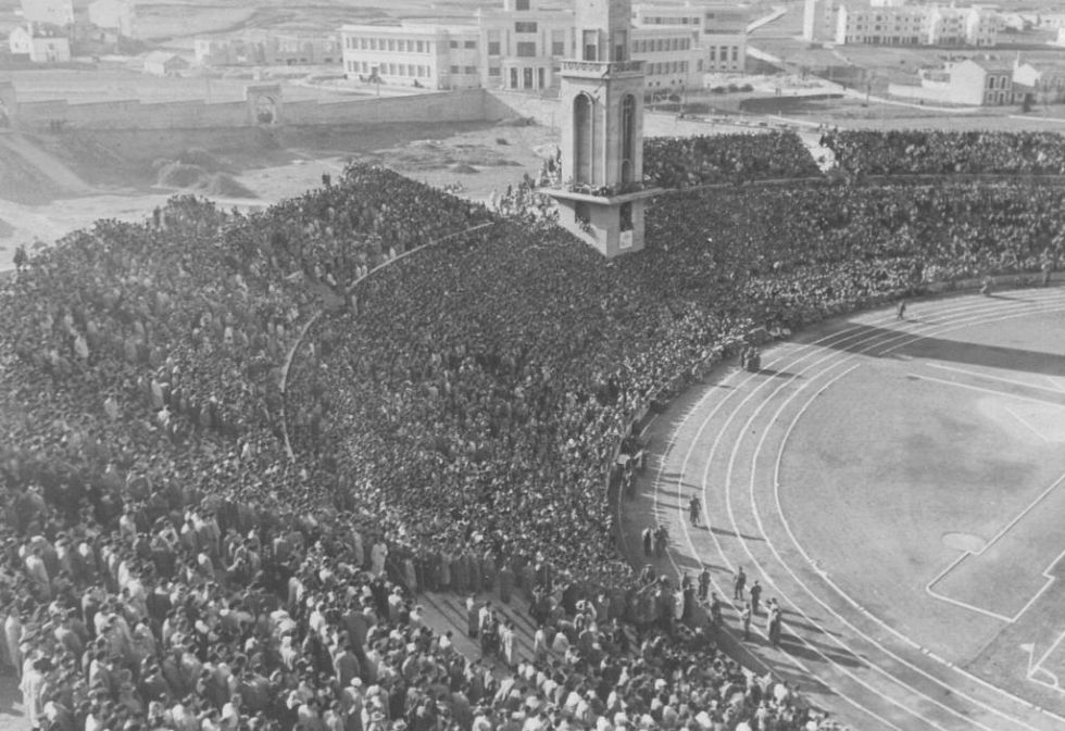 La inauguracin oficial del estadio recogi un partido histrico entre el Deportivo y el Valencia. En mayo de 1945, Riazor se convertira en internacional al celebrar un Espaa-Portugal en su interior.