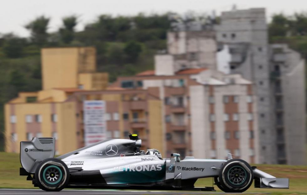 El alemn logr la pole del GP de Brasil, penltima prueba del Mundial de Frmula 1, tras superar por 33 milsimas a su compaero y lder del campeonato Lewis Hamilton.