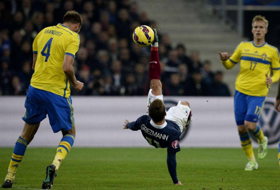 Antoine Griezmann golpea el baln de 'chilena' en el amistoso entre Francia y Suecia