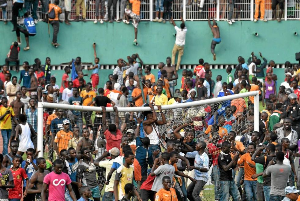 Numerosos aficionados se cuelgan de una de las porteras del estadio