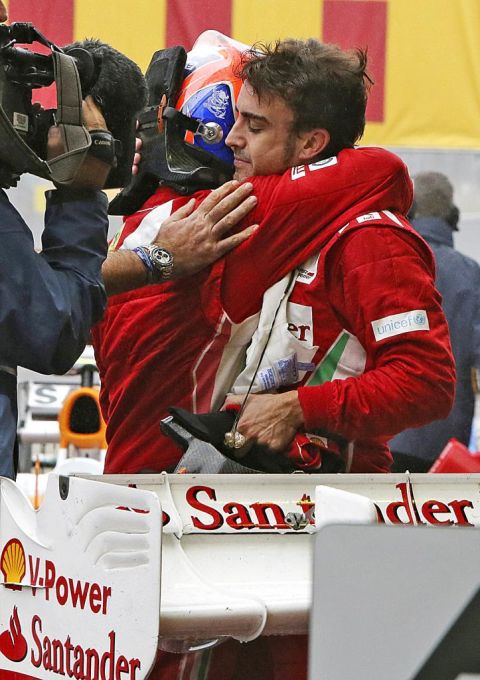 Alonso (abrazado por su compaero Massa) perda su segundo Mundial con Ferrari en su tercer ao, esta vez en Brasil.