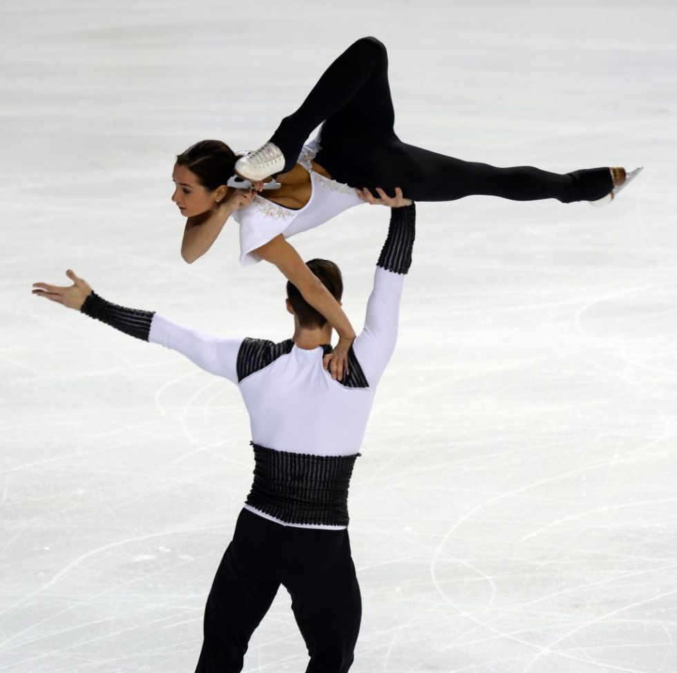 Los patinadores rusos Ksenia Stolbova y Fedor Klimov durante la realizacin de su figura.