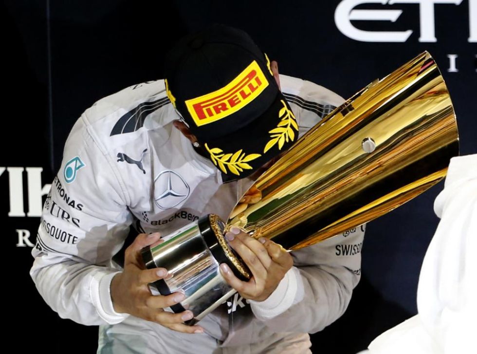 Hamilton besa el trofeo de campen.