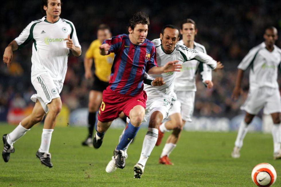 Messi se va en carrera de los jugadores del Panathinaikos.
