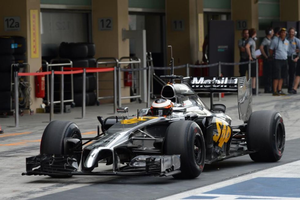 El McLaren-Honda ech a rodar tras siete horas de espera.