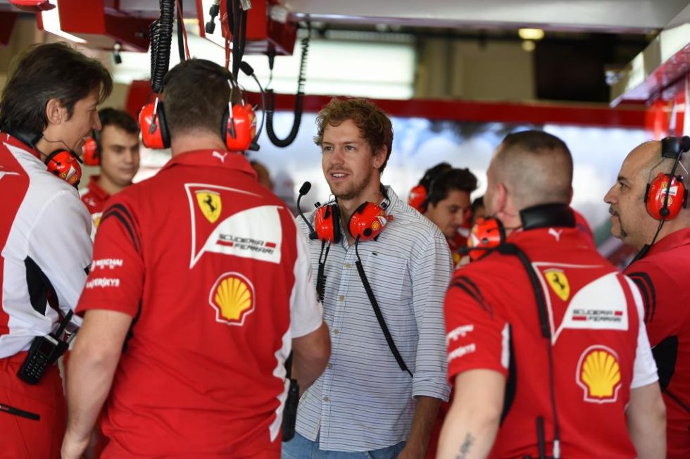 Vettel se ha dejado ver en el box de Ferrari en Yas Marina.