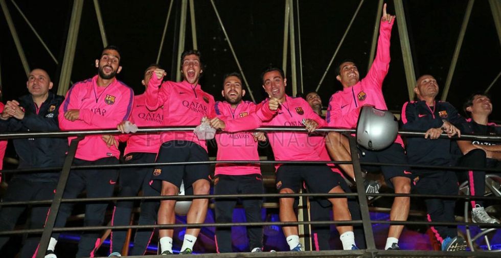 En la imagen: Montoya, Adriano, Sergi Roberto, Jordi Alba, Xavi, Busquets y Pedro, despus de la carrera.