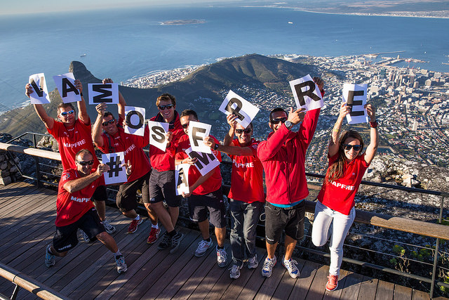Varios seguidores y trabajadores del Mapfre animan a los tripulantes desde lo alto de la Table Mountain de Ciudad del Cabo.