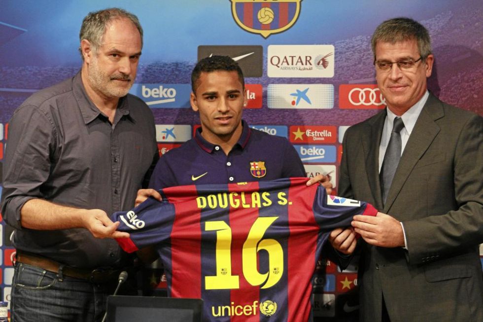 Douglas est a aos luz del nivel que se exige a un lateral del Barcelona. Se une as a la lista de ilustres fracasos del Bara.