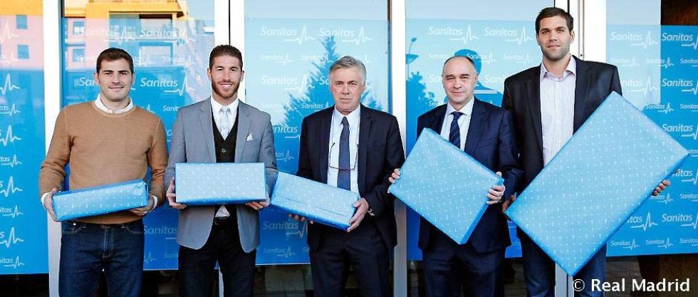 Los capitanes del Real Madrid acudieron junto a los entrenadores a llevar regalos a los hospitales.