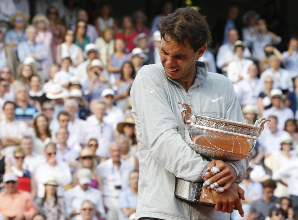 Rafa Nadal, despus de recoger su noveno trofeo de Roland Garros.