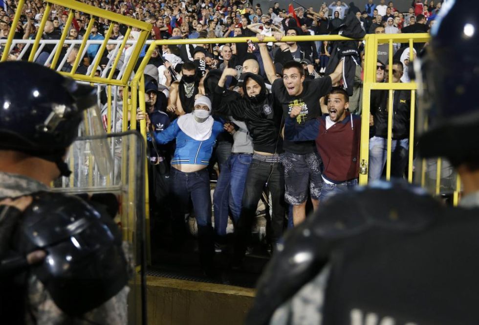 Algunos seguidores serbios se encaran con la polica durante un partido para la clasificacin de la Eurocopa.