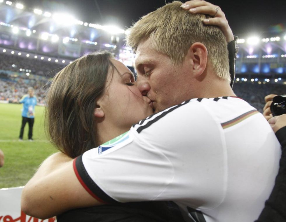 Toni Kroos besa a su novia despus de proclamarse campen del mundo de ftbol.