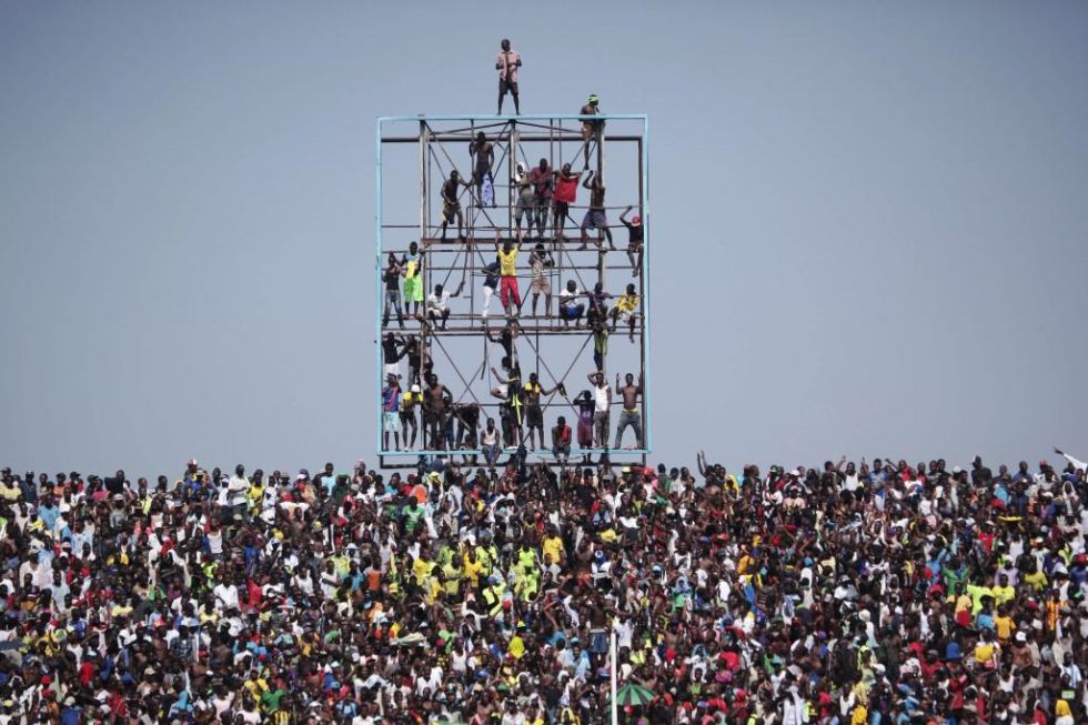 Seguidores africanos abarrotan las gradas durante un Costa de Marfil-Congo.