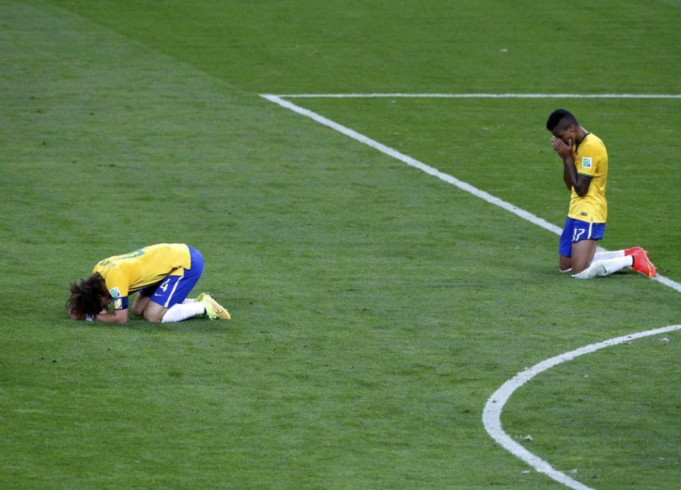 Los brasileos David Luiz y Luiz Gustavo, tras el histrico 1-7 ante Alemania en su Mundial.