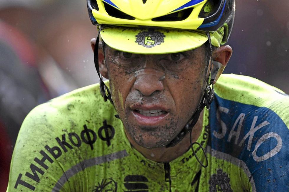 Alberto Contador llega a meta despu�s de la dura etapa del pav� del Tour de Francia.