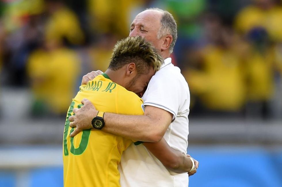 Neymar, emocionado junto a Scolari, tras ganar por penaltis a Chile en el Mundial.