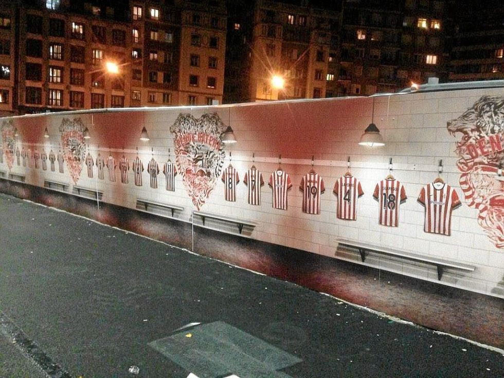 El Athletic ha decorado los accesos a San Mams a modo de vestuario.