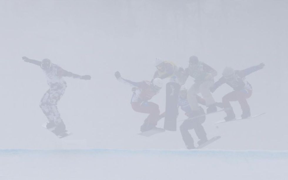 Snowboarders compiten en Sochi cegados por la espesa niebla.