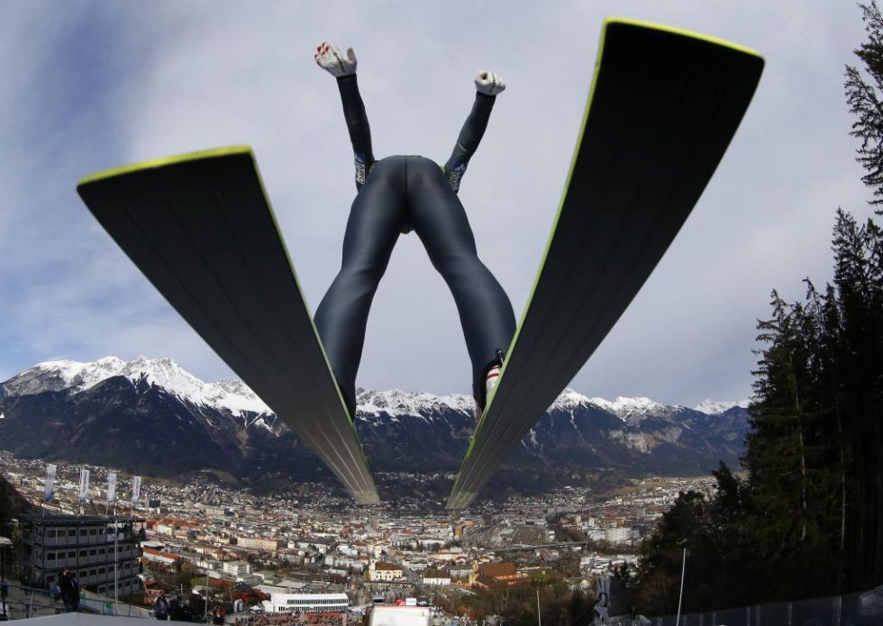 Gregor Schlierenzauer, en un salto durante el torneo de Innsbruck,