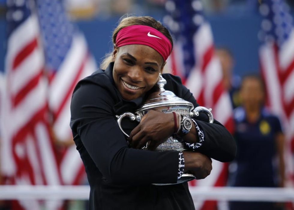 Serena Williams abraza un nuevo trofeo del US Open.
