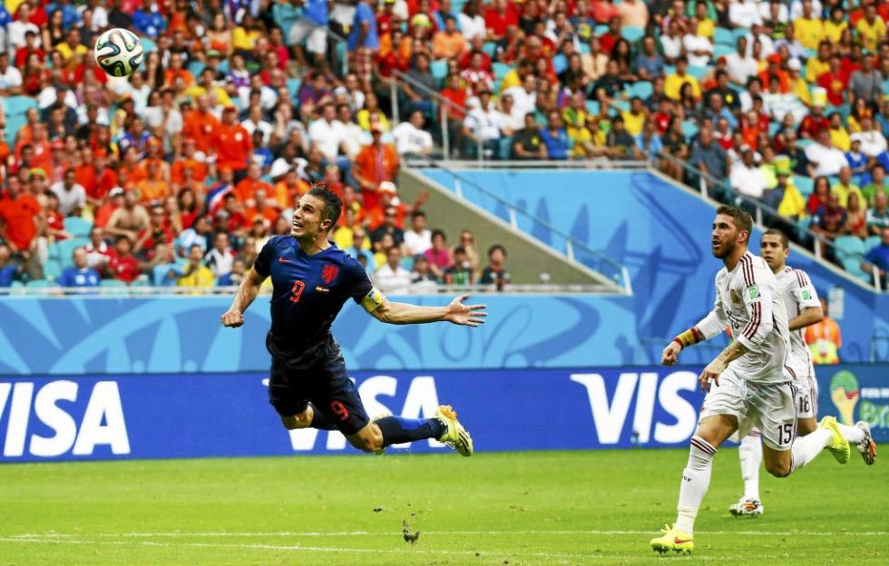 Van Persie marca el primer tanto de Holanda ante Espaa en el Mundial de Brasil.