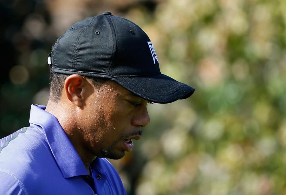 Tiger Woods, sufriendo por el fuerte calor en el Hero World Challenge.