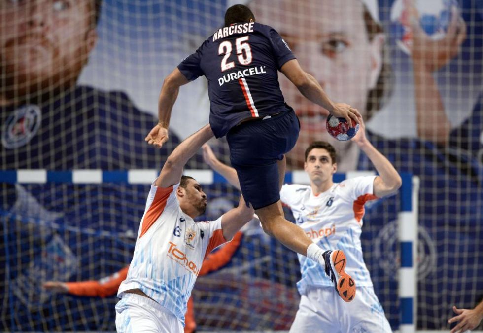 Narcisse (PSG) ataca a la defensa del Montpellier en un partido de la liga francesa de balonmano.