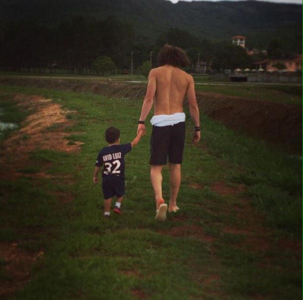 David Luiz subi esta foto junto a su sobrino con el texto "te echaba tanto de menos!".