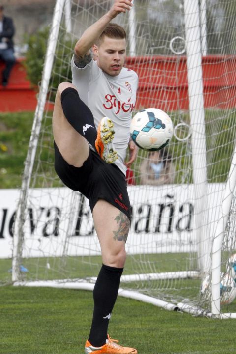 El jugador del Sporting, que porta el anterior tatuaje, en un entrenamiento.