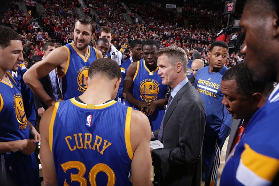 Steve Kerr habla con sus jugadores en un partido con los Warriors ante los Blazers.