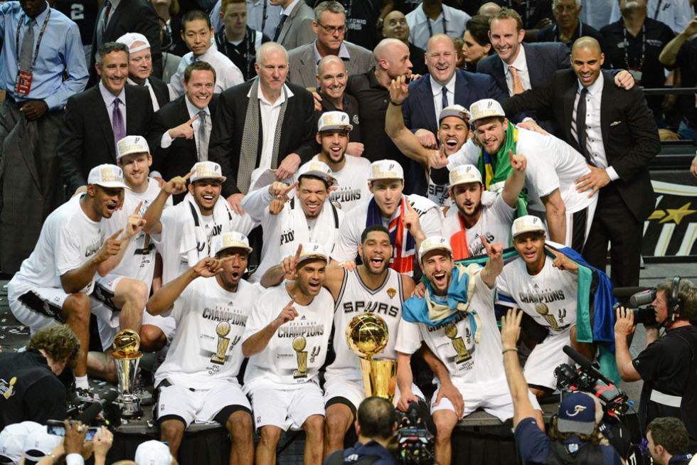 La plantilla de los Spurs celebra el quinto anillo de la franquicia.
