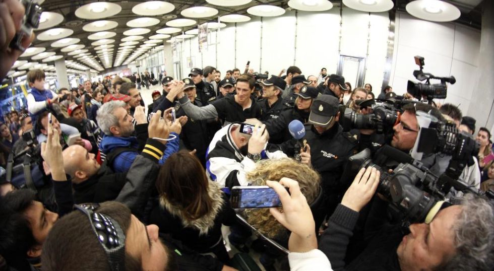 A hundred fans awaited Torres' arrival at Madrid Barajas airport.