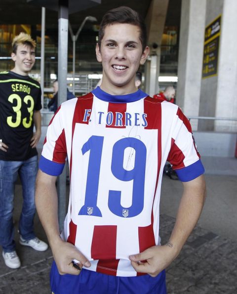 This fan welcomed Torres wearing his new shirt. El Nio stopped to sign it for him.
