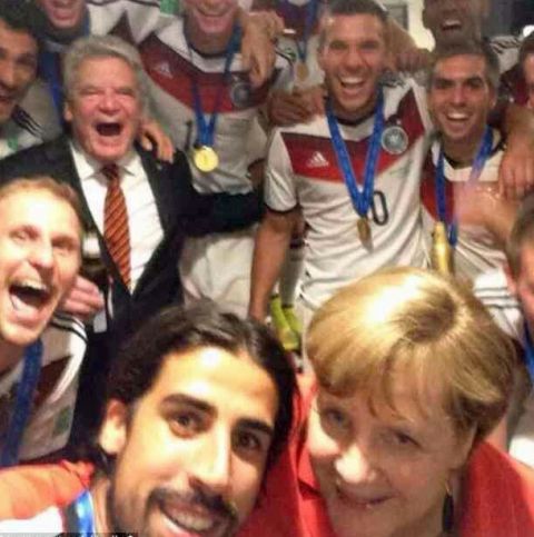 Angela Merkel apadrin a la Alemania campeona. No fue el nico selfie del campeonato para la canciller alemana, pero s el ltimo y triunfante.