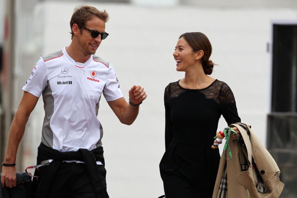 Jenson Button confirm su boda con la modelo japonesa Jessica Michibata a travs de su cuenta en Twitter. La pareja, que pas la Navidad en Hawai, celebr la ceremonia en la isla de Maui, segn los medios britnicos.