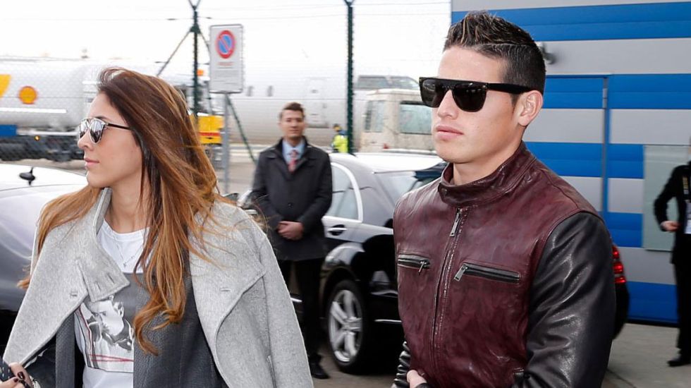 James Rodrguez y su pareja, Daniela Ospina, a la llegada al aeropuerto antes de acudir a la entrega del Baln de Oro