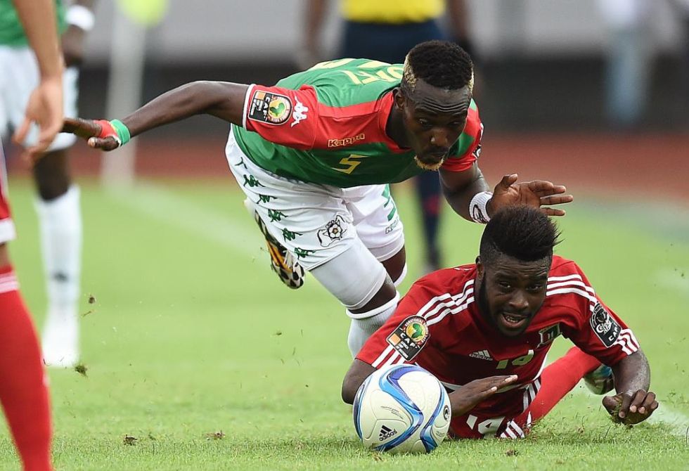 Kike y Mohamed Koffi pugnan por un baln en el Guinea Ecuatorial-Burkina Faso.