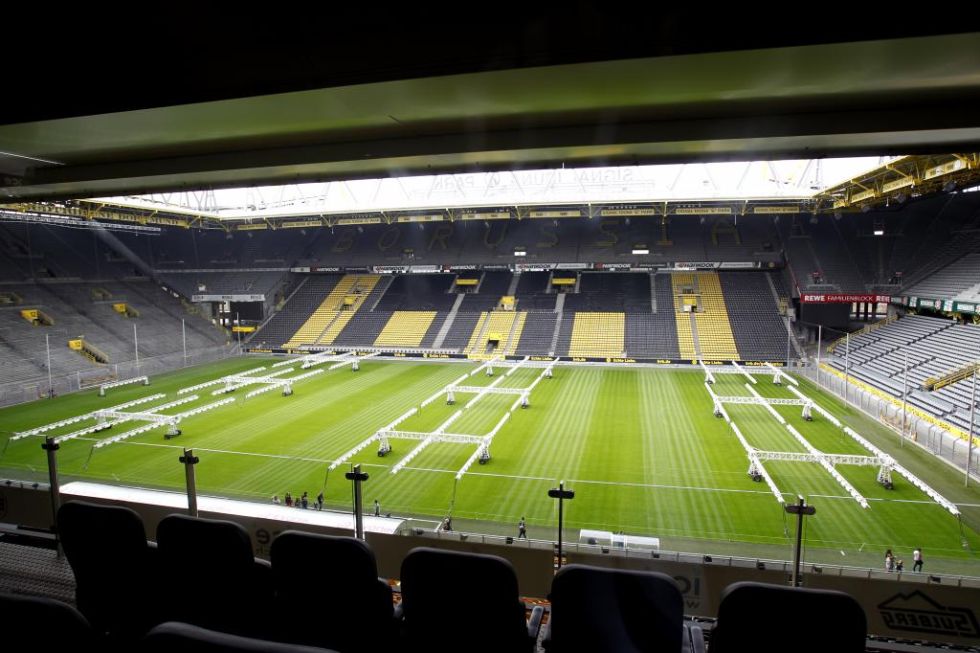 El emblemtico estadio del Borussia Dortmund es el ms grande de Alemania, y su muro amarillo (en alemn, die gelbe Mauer), la tribuna ms concurrida del mundo. Con una capacidad de 81.264 espectadores, el Westfalenstadion supera incluso al mgico Allianz Arena de Mnich o al moderno Veltins Arena de Gelsenkirchen.