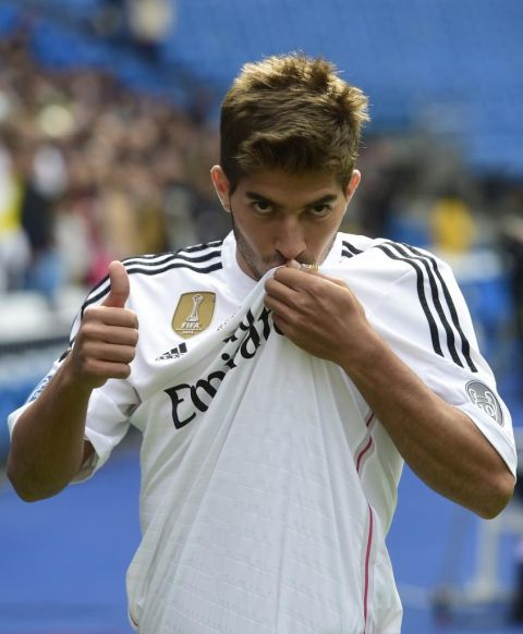 El nuevo jugador del Real Madrid hizo el gesto de besar el escudo durante la presentacin en el csped del Santiago Bernabu