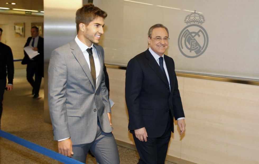 El presidente del Real Madrid acompa durante la presentacin a Lucas Silva, hablando con l en todo momento.