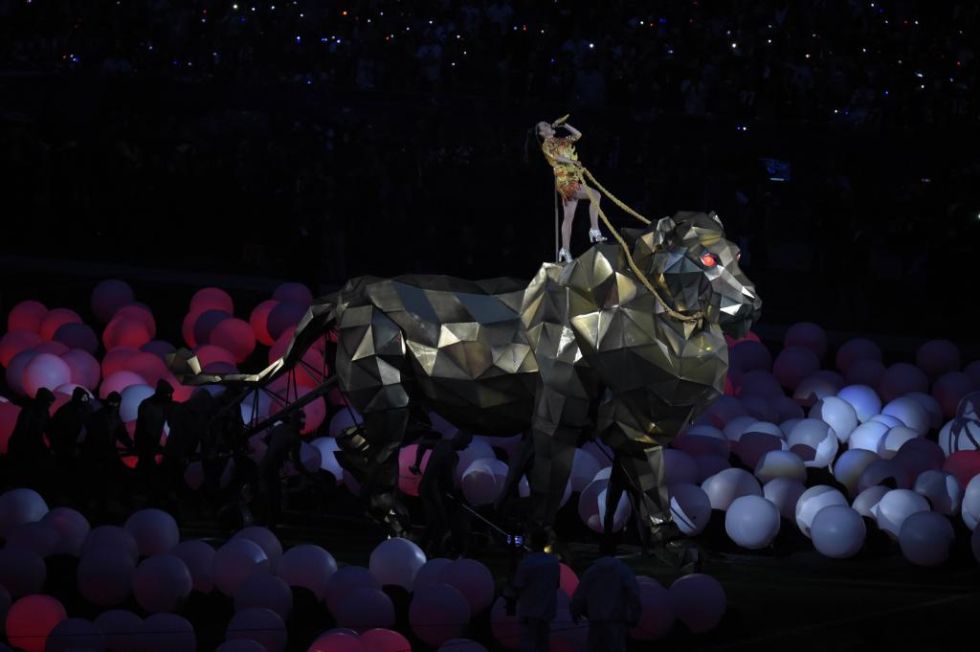Subida a un puma de metal gigante, Katy Perry llegó al escenario ante la mirada de millones de espectadores de todo el mundo.