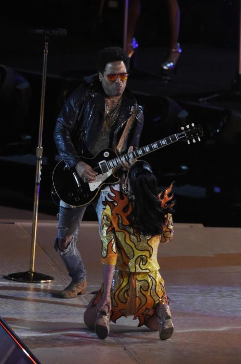 Katy Perry compartió escenario con Lenny Kravitz, un invitado de excepción para la Super Bowl.
