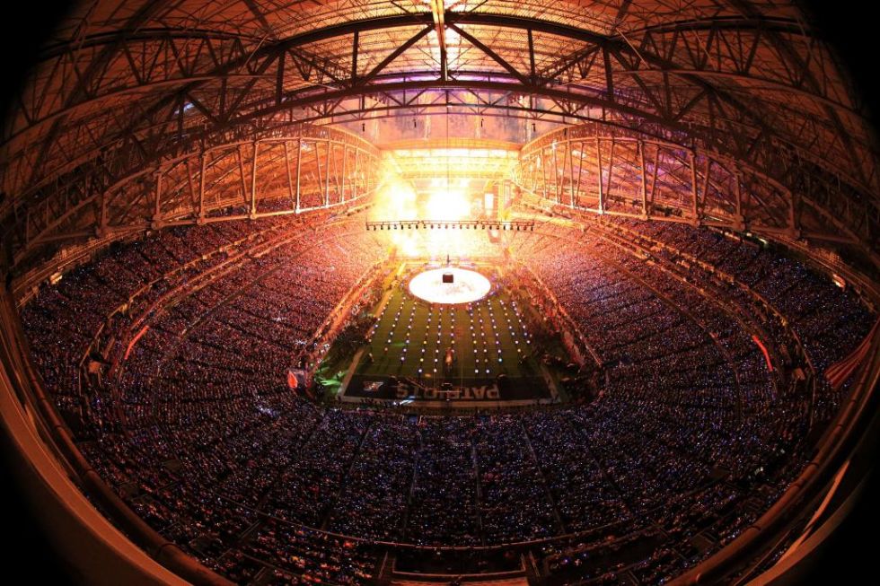 Katy Perry llenó de color el estadio de la Universidad de Phoenix con lo mejor de sus éxitos en el la edición XLIX del Super Bowl.