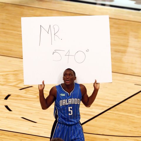 El jugador de los Magic muestra un cartel al público.
