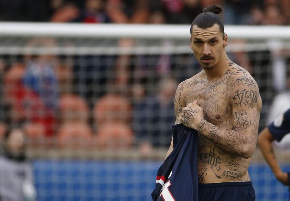 Zlatan Ibrahimovic marc en el minuto 2 ante el Caen y sorprendi al ensear al mundo todos los tatuajes que tiene dibujados en su cuerpo.
