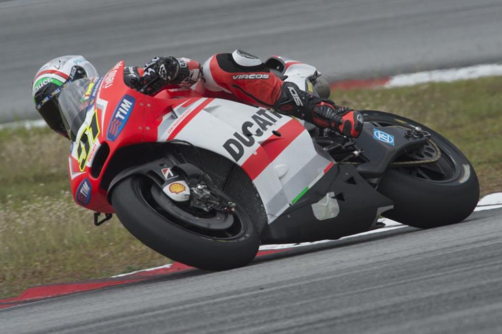 Andrea Iannone toma una curva sobre la Ducati.