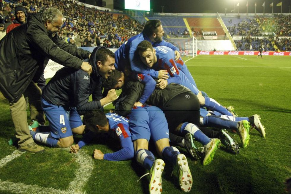 Los jugadores del Levante celebran el gol de Barral en el minuto 94 de partido.