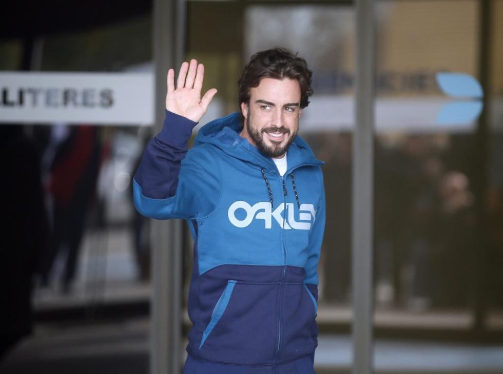 The first photos of Fernando Alonso leaving after being discharged from the Hospital General de Catalua.