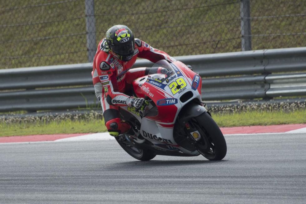 Andrea Iannone frena su Ducati antes de una curva.